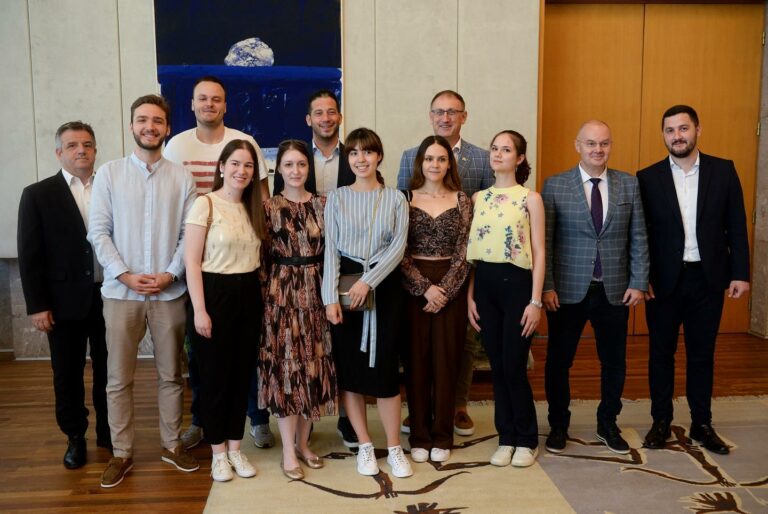 MINISTAR UDOVIČIĆ PRIMIO OLIMPIJSKI ŠAHOVSKI TIM SRBIJE
