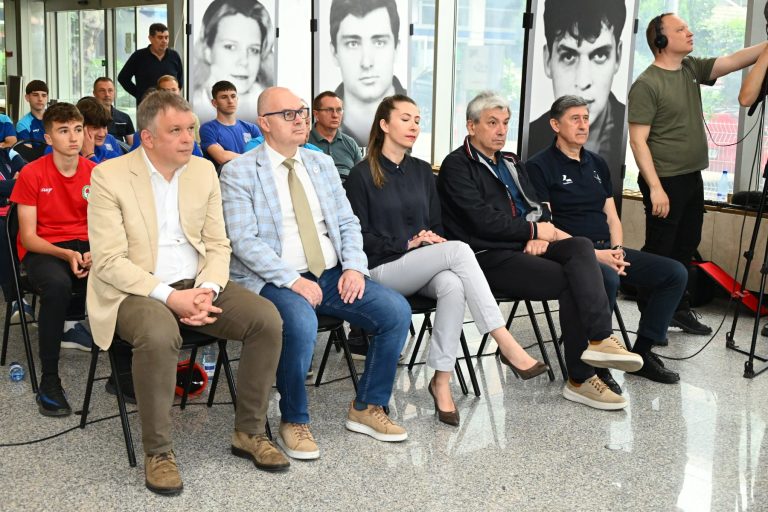 NAREDNE GODINE I EKIPNI ŠAH NA MEMORIJALU “IGRAJMO ZA 16”