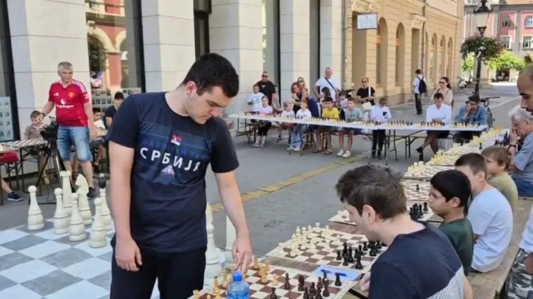 SUBOTICA OBELEŽILA SVETSKI DAN ŠAHA SIMULTANKOM NA 64 TABLE