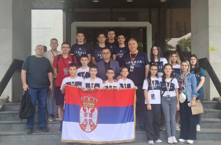 AMBASADOR VEKIĆ POSETIO NAŠE ŠAHISTE NA EP U PARDUBICAMA